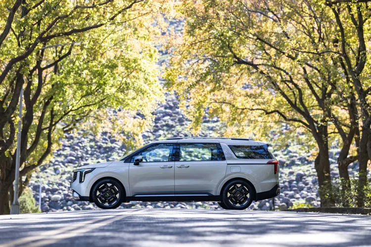 今年截至4月底止，Carnival累積領牌數已逼近千輛，較去年同期成長超過九成，穩居2025年前四個月同級進口大型MPV銷售冠軍寶座。業者提供