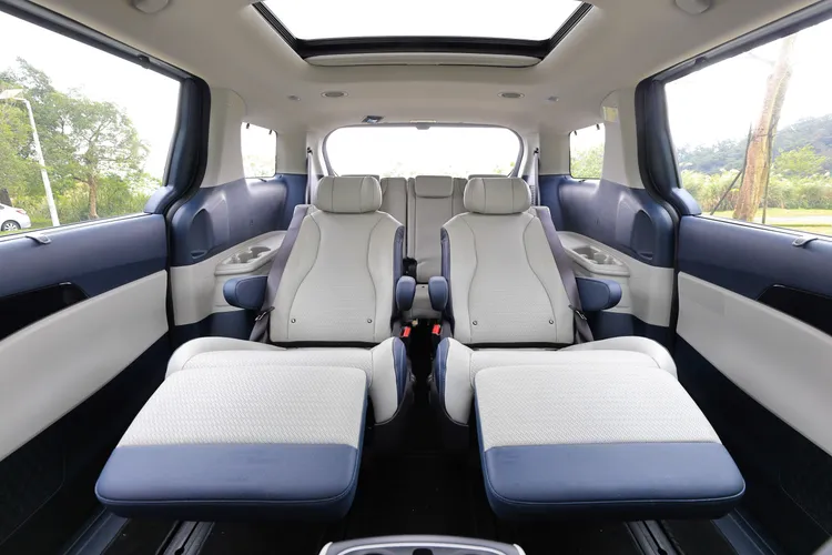 頂規七人座車型則搭載第二排Ottoman尊爵頭等座椅，不僅具備電動調整功能，更整合加熱與通風機能。業者提供