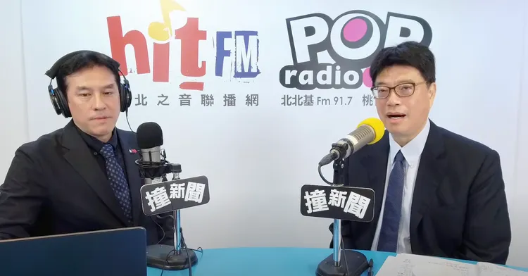 媒體人黃暐瀚、陸委會主委邱垂正。翻攝自《POP撞新聞》