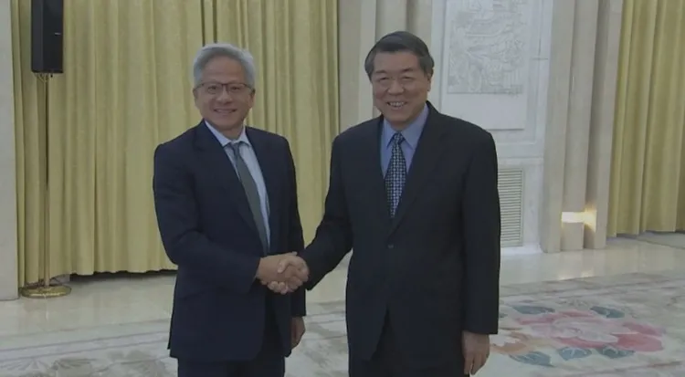 何立峰（右）會見輝達執行長黃仁勳。翻攝央視