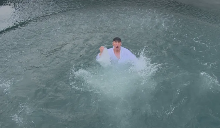 劉至翰享受落海。民視提供