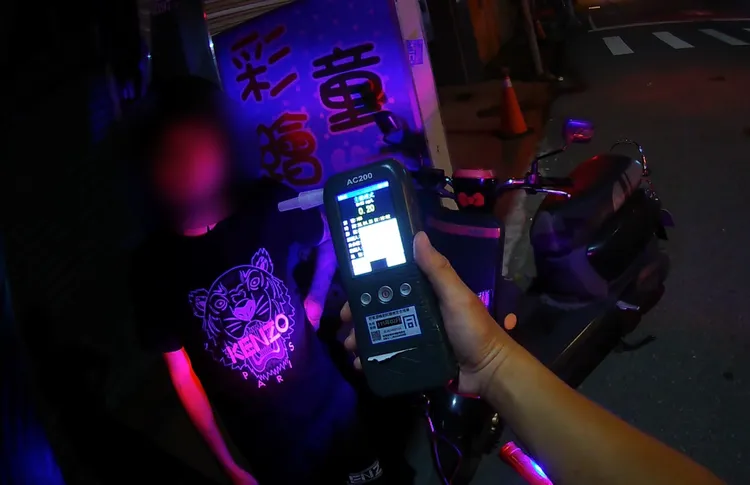 喝了一罐啤酒的蔡男為了檳榔酒駕出門，結果被警察攔查。翻攝畫面