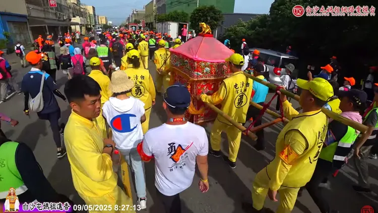 白沙屯媽祖在伸港鄉吸引大批信徒隨行。翻攝「白沙屯媽祖網路電視台」
