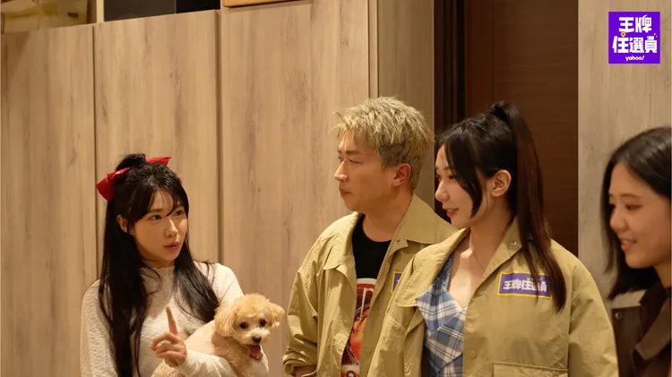 開箱筠熹（左起）新家房價翻倍，左二為張立東，右二為檸檬。Yahoo提供