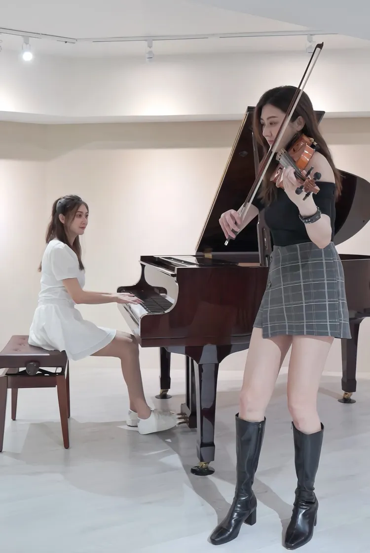 林逸欣一人分飾兩角，對奏吸百萬點閱。圖／鑫羽工作室提供