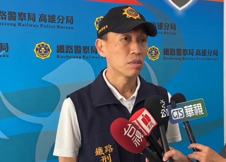 鐵警高雄分局偵查隊長陳耀宗今天說明案情，在釐清前款項由台鐵保管。鐵警提供