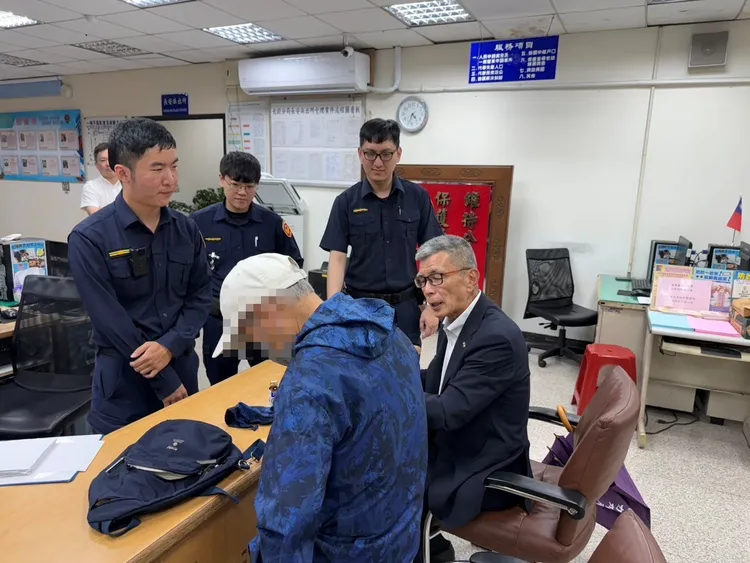 日本觀光客夫婦在北投街頭走散，長安派出所極聯繫翻譯人員協助，成功幫助夫婦團圓。警方提供