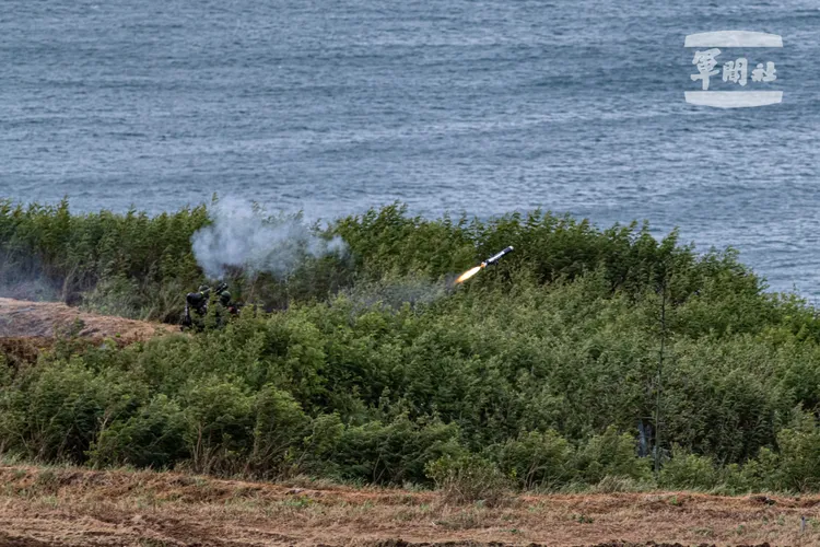 圖為2024年漢光演習期間，反甲連官兵發射標槍飛彈射擊海上目標。國防部提供