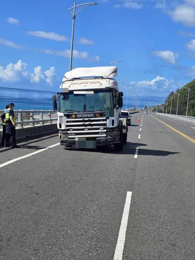 曳引車自撞護欄警追查竟是失竊車。警方提供