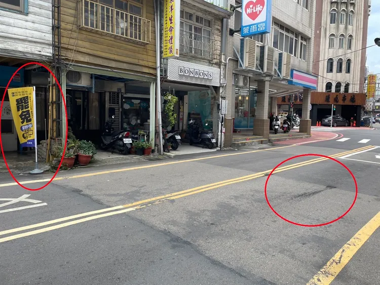 賓士車在馬路上留下燒胎痕跡（右），當時嚇壞連署站（左）的女志工。民眾提供