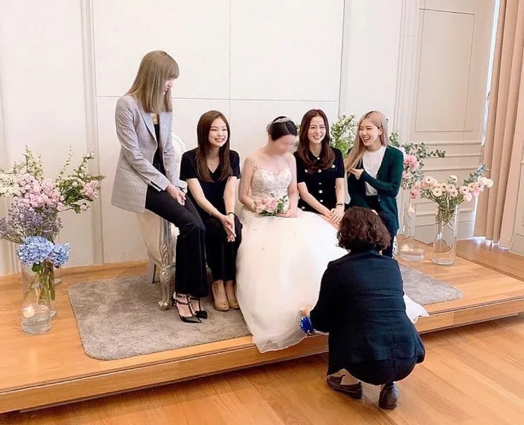 6年前BLACKPINK全員出席Jisoo哥哥婚禮，與新娘合照。
翻攝myloveBLACKPINK微博

