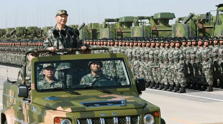 習近平身兼中央軍委主席，靠著反腐運動控制解放軍將領。翻攝解放軍網