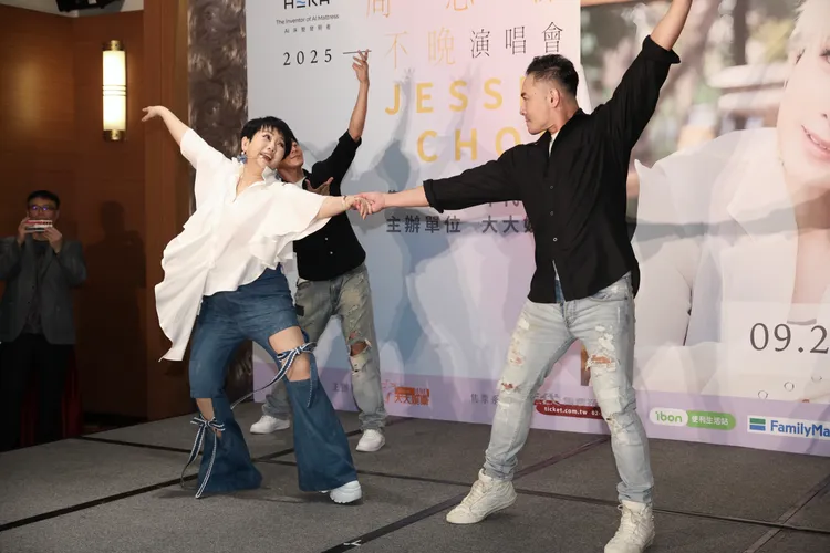 周思潔先前摔傷膝蓋骨，今記者會唱跳驚艷全場。彭欣偉攝