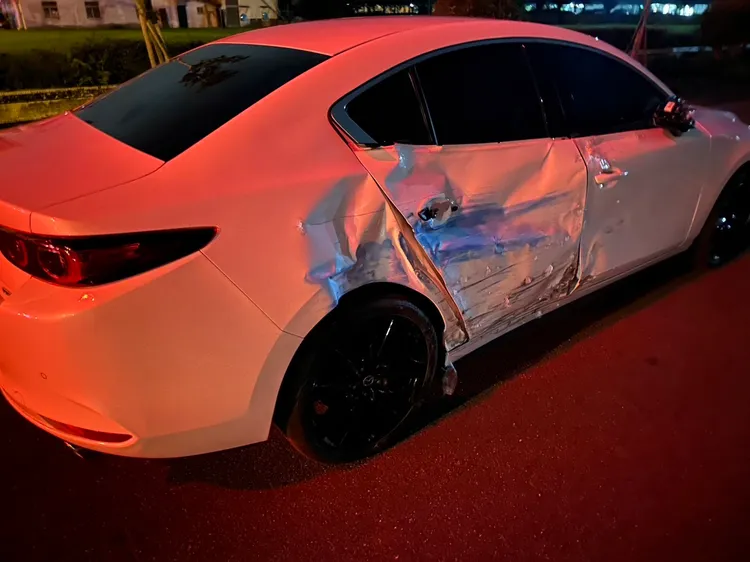 顏男閃避不及撞上伍男車輛的右後門。翻攝照片