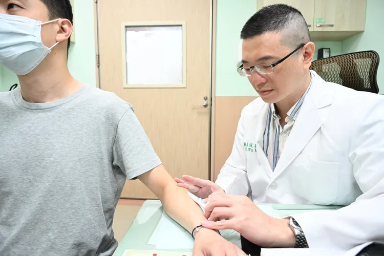 亞大附醫中醫師吳俊昌指出，長期姿勢不良或過度使用肌肉，都會造成「肌肉受傷」，甚至衍生椎間盤突出等後遺症。亞大附醫提供