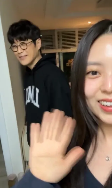 凍齡父親與漢娜同框。翻攝自IG