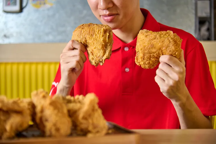 期間買「5塊義式炸雞」就送「2隻黃金戰斧雞腿」。三商炸雞提供