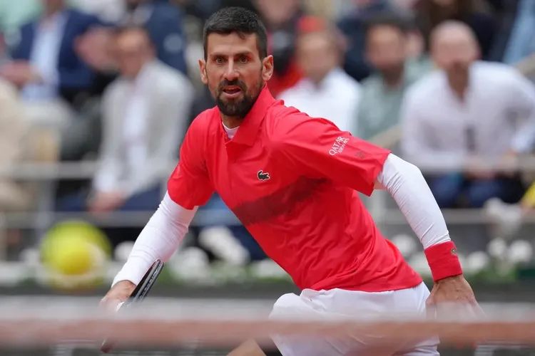 球王喬科維奇搶先換上LACOSTE聯名服飾亮相法網賽場。品牌提供