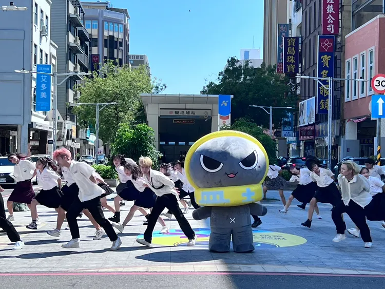 鹽埕奶茶節設計吉祥物「Q力」，還舉辦吉祥物誕生快閃活動。蕭清元提供