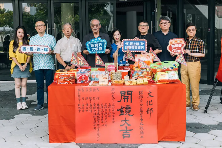 藍寶石大歌廳首部紀錄片開鏡儀式，由左到右：監製朱詩倩、藝人豬哥亮之子謝順福、蕭清元、藝人田文仲、林美秀、高流執行長丁度嵐、導演楊力州、里長吳文欽。高流提供