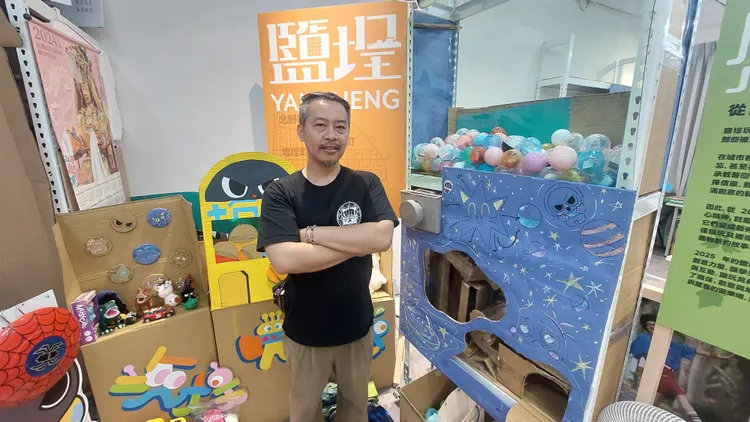 蕭清元在資源極少條件下，舉辦鹽埕奶茶節、玩具節，創造商機。凃建豐攝