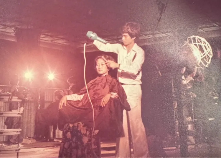 蕭國雲當年在國賓飯店美髮講習上示範。蕭國雲提供