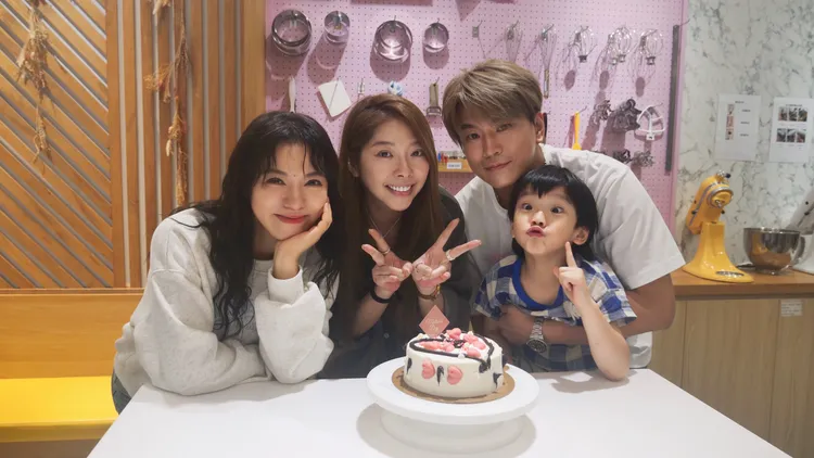 丁噹與「Energy」阿弟的一家人開心合照。相信音樂提供