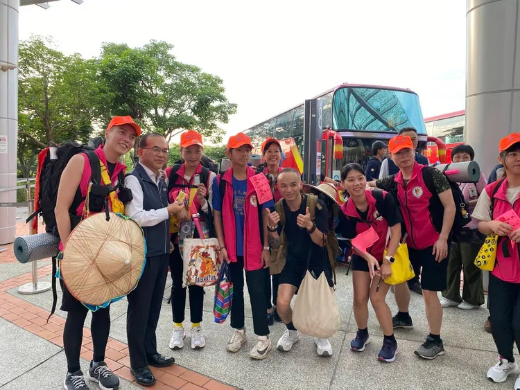 交通部次長陳彥伯抵達高鐵苗栗站，視察旅客到站後使用公路接駁情形。交通部提供