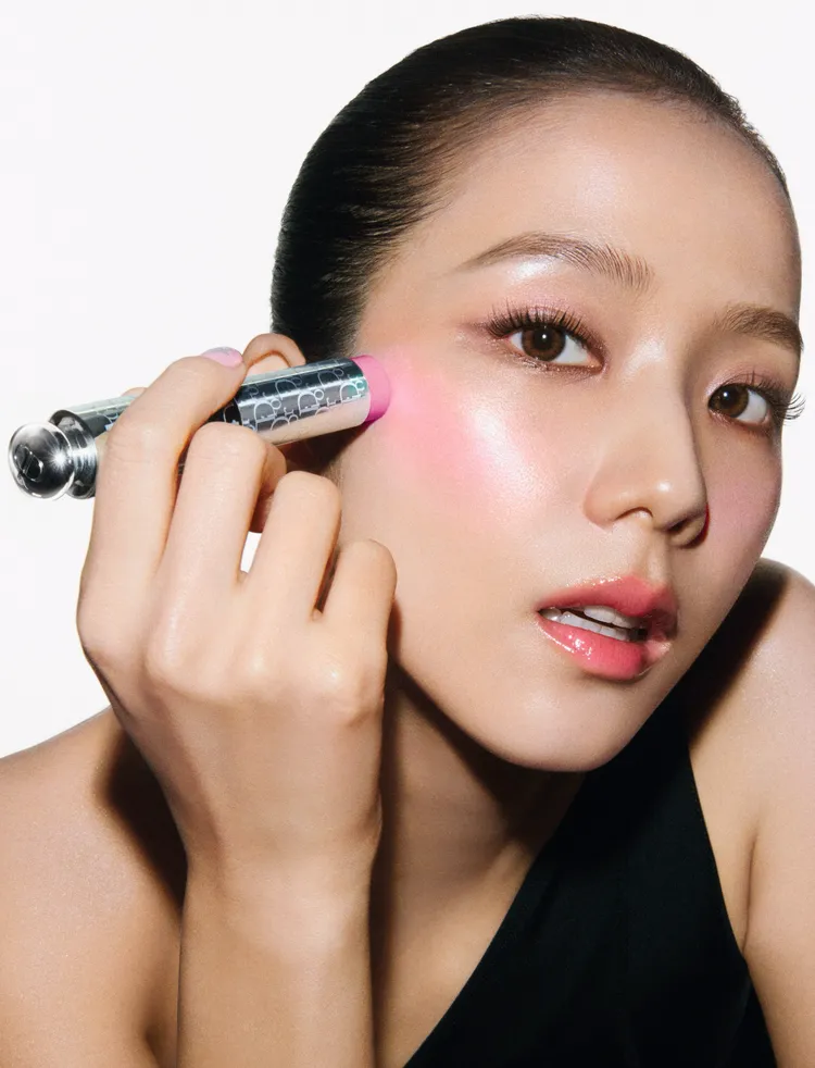 Jisoo使用粉漾緹花頰彩棒#001經典粉。品牌提供