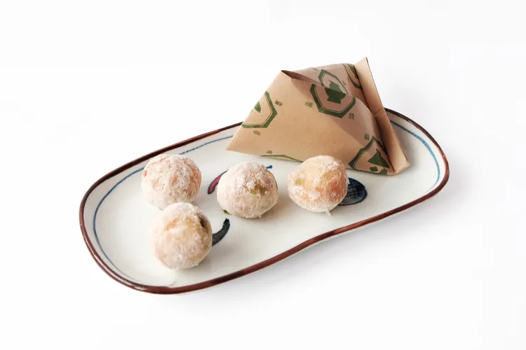 花蓮米崙丼飯屋的「抹茶圈圈」為內餡包裹濃郁抹茶醬的酥脆甜圈圈。雲朗觀光提供