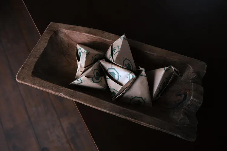 花蓮米崙丼飯屋的「抹茶圈圈」包裝成可愛的粽子形狀，為端午佳節提供了不同於端粽的甜蜜選擇。雲朗觀光提供