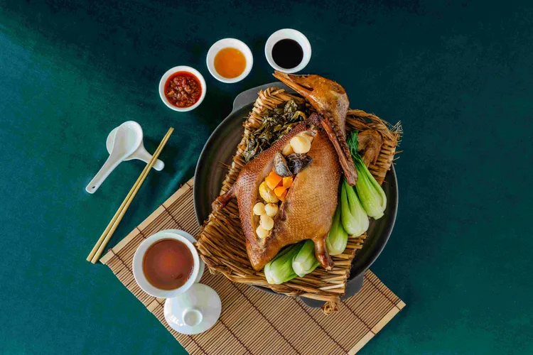 台南亞果薈推出經典佳餚「稻草八寶鴨」為端午增添不同風味。雲朗觀光提供