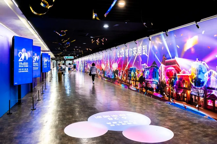 中山藝文廊展示滿滿迪士尼明星。台北捷運公司提供