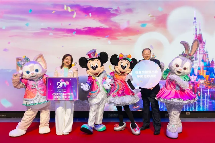 香港迪士尼副總裁黎珮珊（左）及北捷董事長趙紹廉（右）合影。台北捷運公司提供