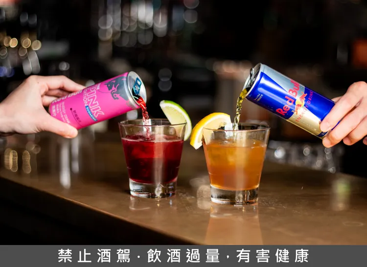 兩款臺虎信義限定特調：「Red Bull 我莓醉我莓醉」(左)及「Red Bull 虎哩一對翅膀」(右)。業者提供