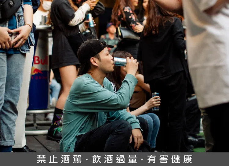 Red Bull Summer Vibes 打造能暢快品飲、充滿能量流動的街頭場域。業者提供