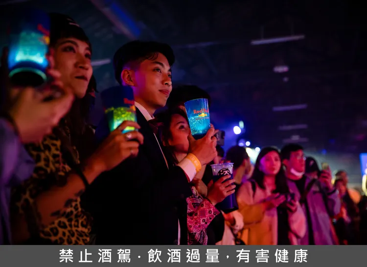 5月10日當天攜帶專屬發光杯至現場，點購限定特調或單罐 Red Bull 能量飲料享專屬優惠。業者提供