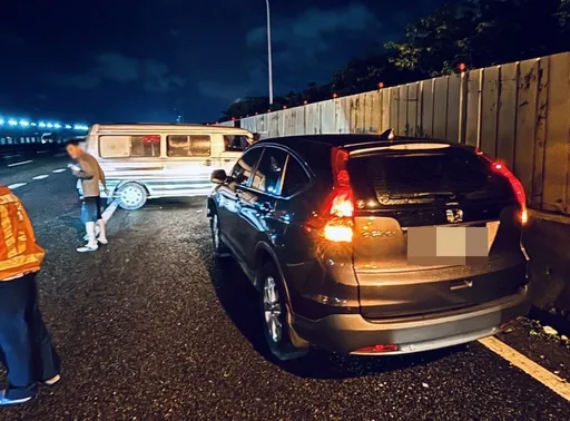 貿然變換車道釀禍 國道2車追撞幸僅車損人沒傷