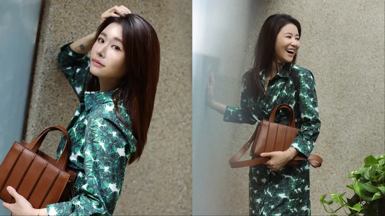 林心如以充滿度假感的連衣裙搭配Max Mara Whitney包。品牌提供