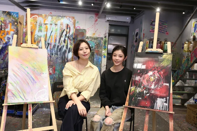 劉品言（左）與詹子萱首次挑戰潑畫。鏡電視提供