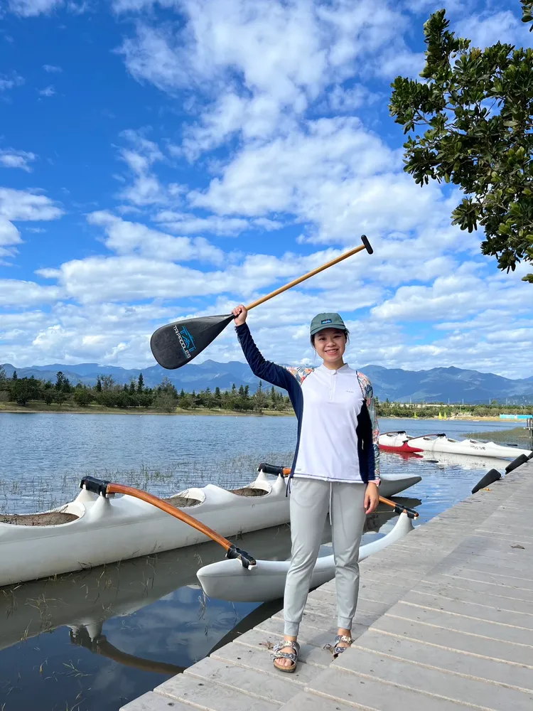 趙湘怡持續參與各類國際及國內龍舟賽事超過4年，也積極挑戰其他輕艇項目，划槳英姿令人印象深刻。移民署提供