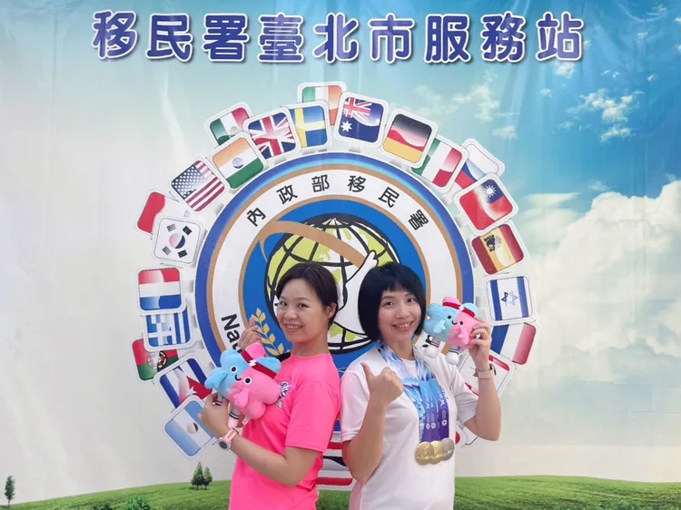 臺北市服務站移民官黃怡華(右)及趙湘怡(左)參加2025雙北世壯運奪下佳績。移民署提供