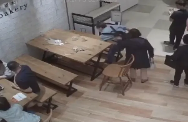 其中1男故意將桌上東西丟到桌子底下。翻攝畫面