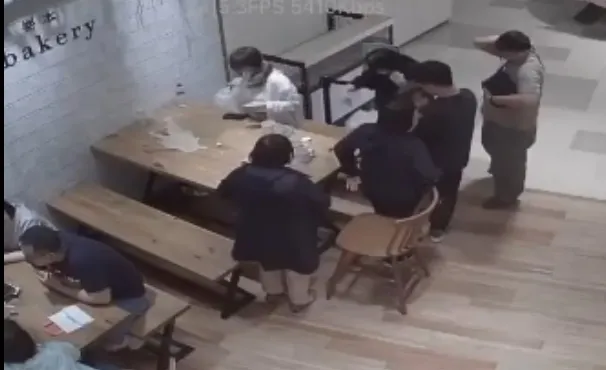 奧客5人組疑不滿被勸離，近將桌上杯水打翻。翻攝畫面