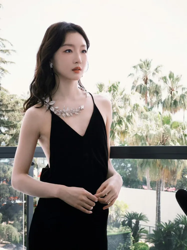 周冬雨的禮服在側面以鏤空剪裁同樣秀出性感。翻攝微博