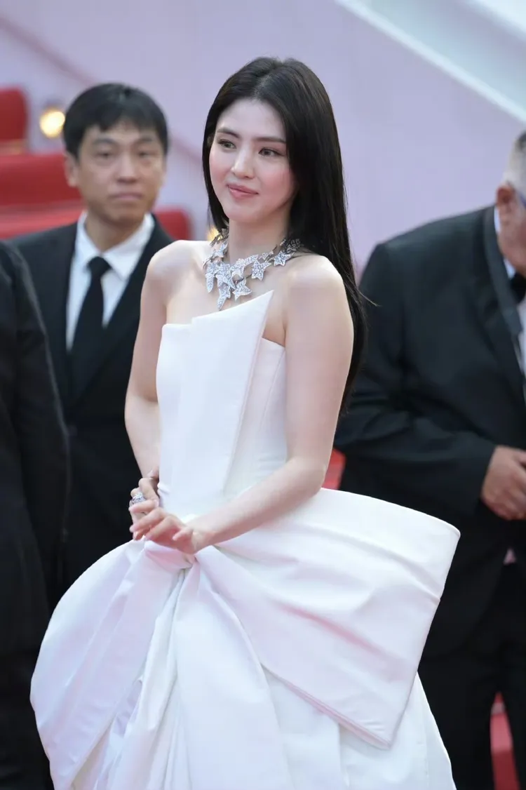 韓素希以白色禮服散發出仙氣。翻攝微博