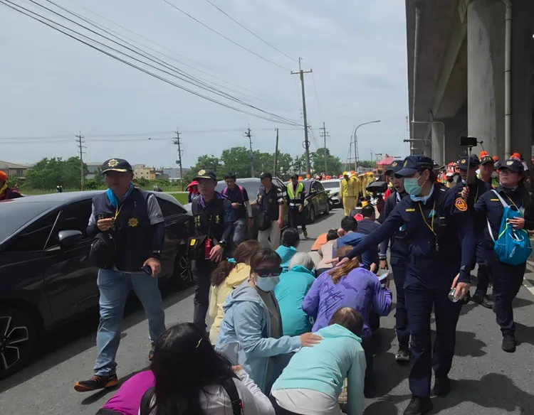 清水警分局警員協助維護鑽轎底秩序。民眾提供