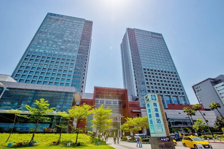 亦被廣泛討論的台電CR-1土地和南港調車場皆位於南港區，區域交通便利，距離松山車站和南港車站都不遠。永慶房產集團提供