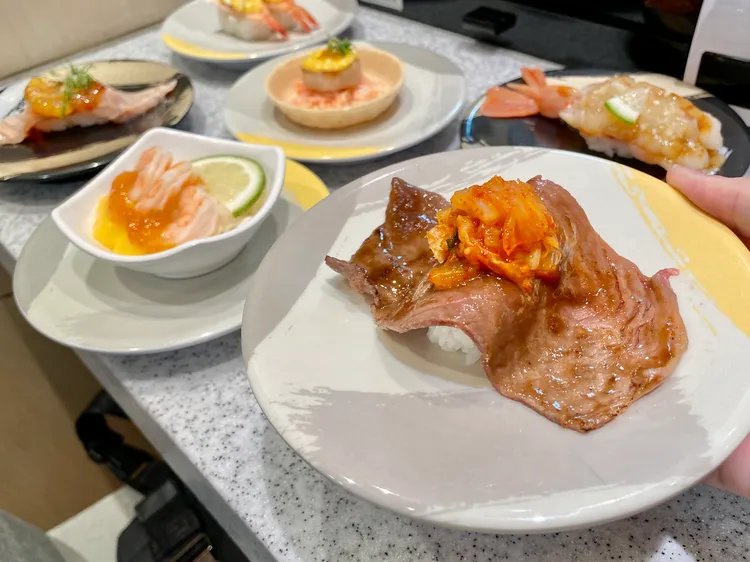 「柚香泡菜和牛」，以韓國柚子醬、泡菜搭配澳洲和牛，呈現出韓式料理與日式壽司結合的獨特品項。莊偉祺攝