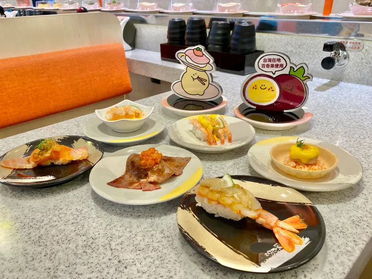 爭鮮迴轉壽造6款清爽水果風味壽司，將海鮮食材與檸檬、百香果、柚香等元素搭配。莊偉祺攝